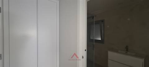 T2 Novo / Totalmente Equipado / Terraço / Garagem