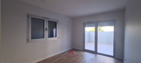 T2 Novo / Totalmente Equipado / Terraço / Garagem