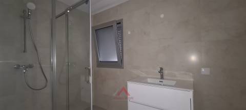 T2 Novo / Totalmente Equipado / Terraço / Garagem