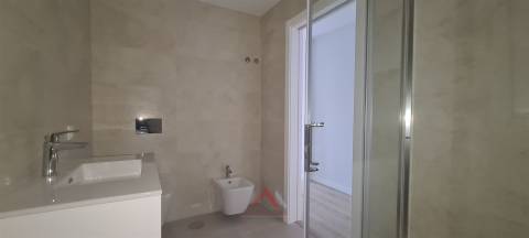 T2 Novo / Totalmente Equipado / Terraço / Garagem