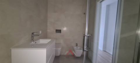T2 Novo / Totalmente Equipado / Terraço / Garagem