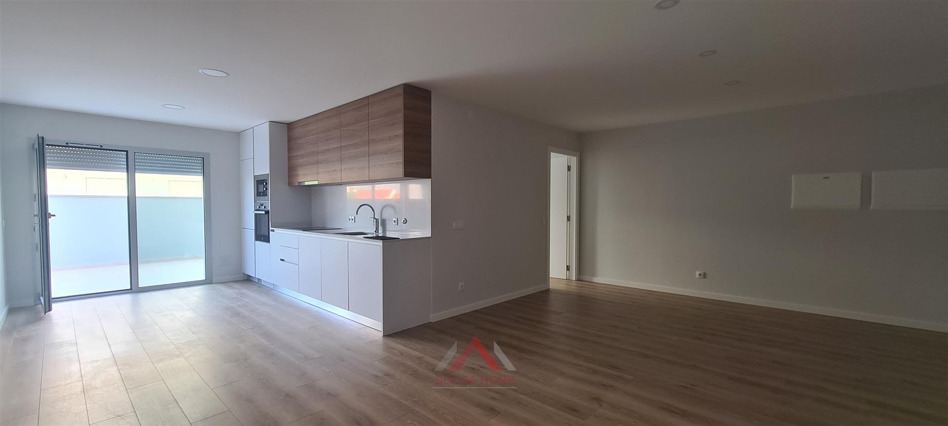 T2 Novo / Totalmente Equipado / Terraço / Garagem