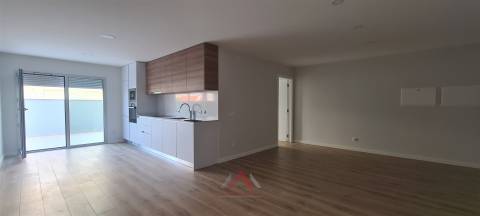 T2 Novo / Totalmente Equipado / Terraço / Garagem