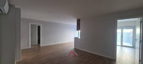 T2 Novo / Totalmente Equipado / Terraço / Garagem