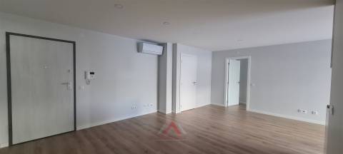 T2 Novo / Totalmente Equipado / Terraço / Garagem