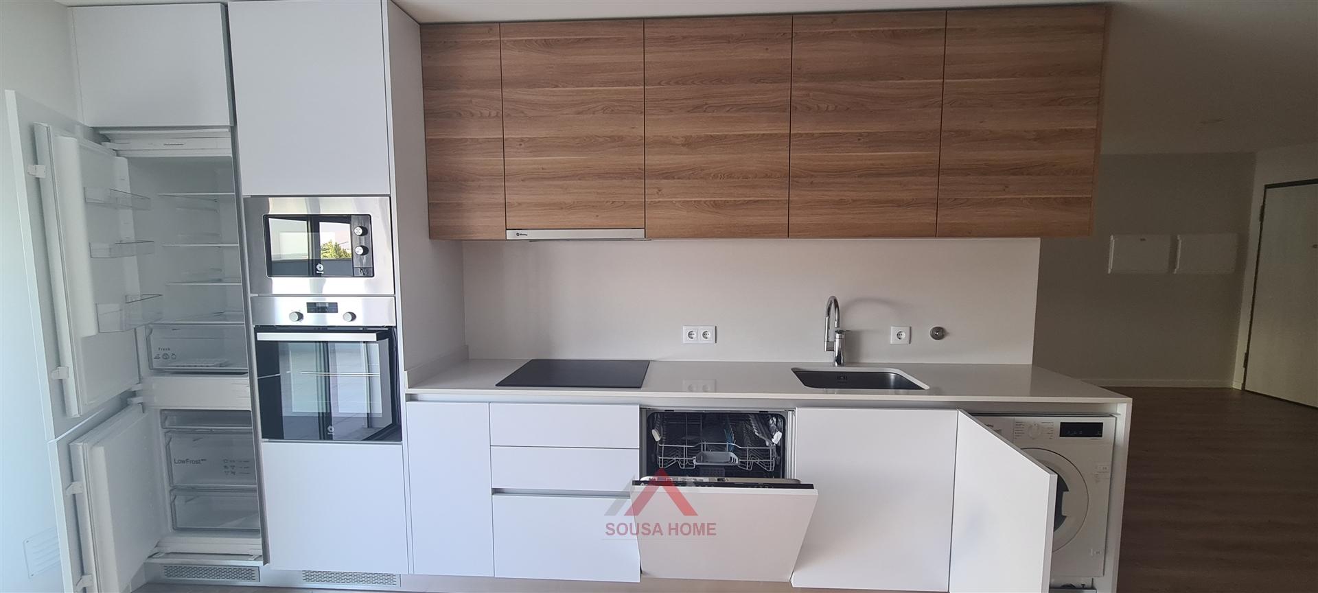 T2 Novo / Totalmente Equipado / Terraço / Garagem