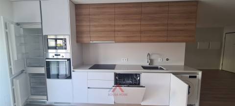 T2 Novo / Totalmente Equipado / Terraço / Garagem