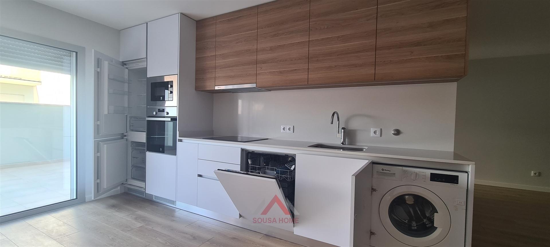 T2 Novo / Totalmente Equipado / Terraço / Garagem