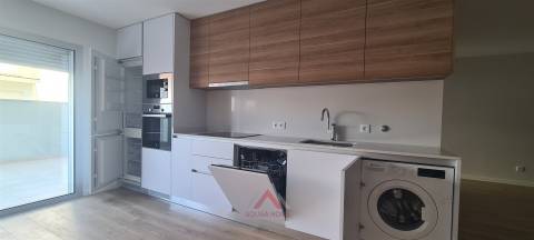 T2 Novo / Totalmente Equipado / Terraço / Garagem