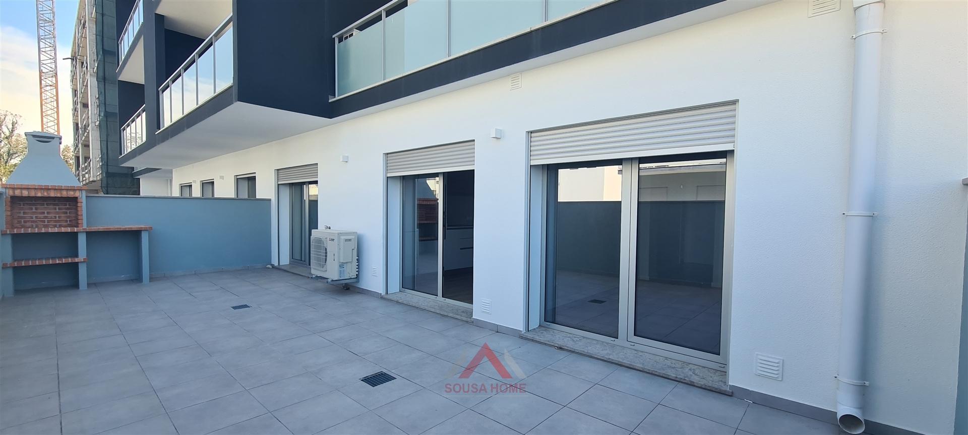 T2 Novo / Totalmente Equipado / Terraço / Garagem