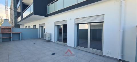 T2 Novo / Totalmente Equipado / Terraço / Garagem