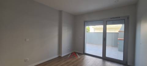 T2 Novo / Totalmente Equipado / Terraço / Garagem