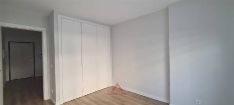 T2 Novo / Totalmente Equipado / Terraço / Garagem