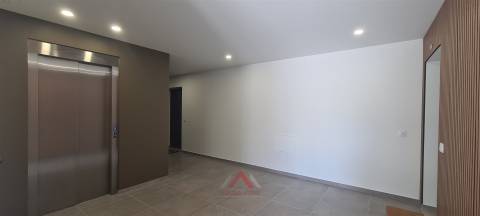 T2 Novo / Totalmente Equipado / Terraço / Garagem