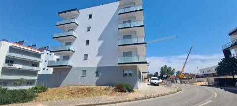 T2 Novo / Totalmente Equipado / Terraço / Garagem
