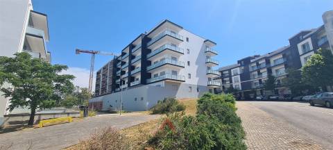 T2 Novo / Totalmente Equipado / Terraço / Garagem