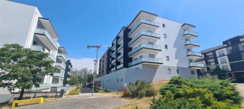 T2 Novo / Totalmente Equipado / Terraço / Garagem