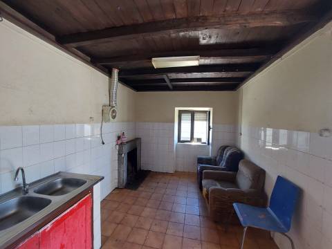 Moradia para Restaurar T2+2 Venda em Nespereira,Gouveia