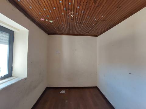 Moradia para Restaurar T2+2 Venda em Nespereira,Gouveia