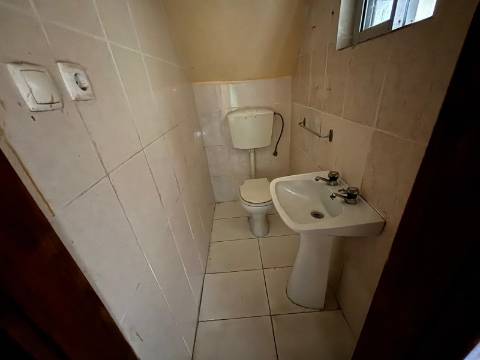 Moradia para Restaurar T4 Venda em Santa Marinha e São Martinho,Seia