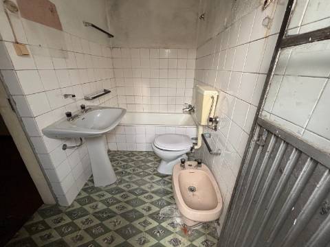 Moradia para Restaurar T4 Venda em Santa Marinha e São Martinho,Seia