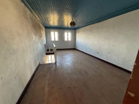 Moradia para Restaurar T4 Venda em Santa Marinha e São Martinho,Seia