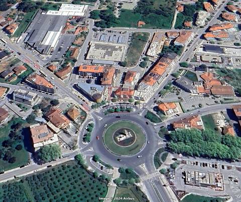 Armazém  junto à Rotunda Norte / Fátima. Bons acessos à A1. Para Industria ou logística.