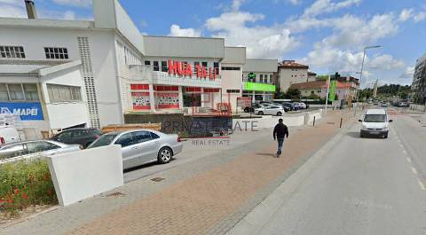 Armazém  junto à Rotunda Norte / Fátima. Bons acessos à A1. Para Industria ou logística.