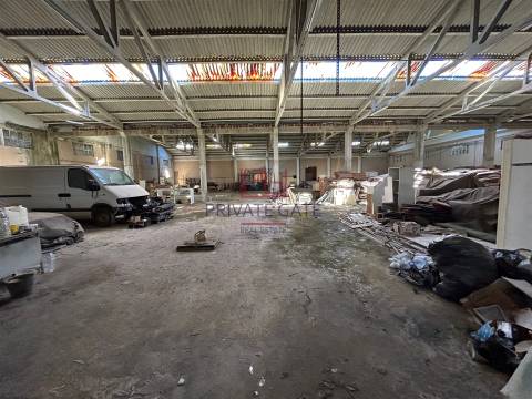 Armazém  junto à Rotunda Norte / Fátima. Bons acessos à A1. Para Industria ou logística.