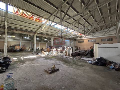 Armazém para Industria, serviços ou logística. Valor da renda negociável  para remodelação.