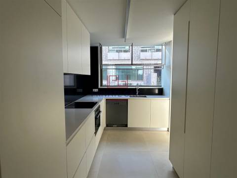 Andar Moradia T3 Arrendamento em Aldoar, Foz do Douro e Nevogilde,Porto