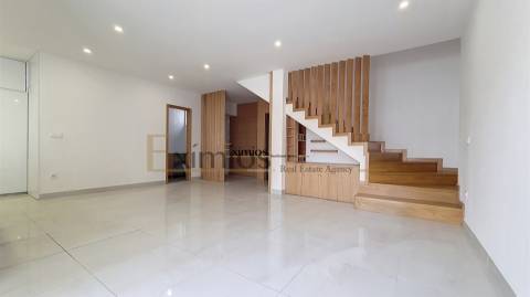 Moradia V3 nova, na Póvoa de Varzim