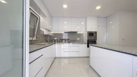 Moradia V3 nova, na Póvoa de Varzim