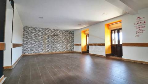 Moradia V7 e Restaurante em Touguinha para venda