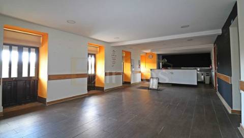 Moradia V7 e Restaurante em Touguinha para venda