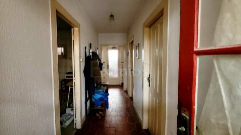 Moradia V6, para restauro, na Póvoa de Varzim