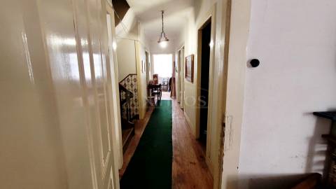 Moradia V6, para restauro, na Póvoa de Varzim