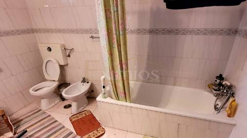 Moradia V6, para restauro, na Póvoa de Varzim