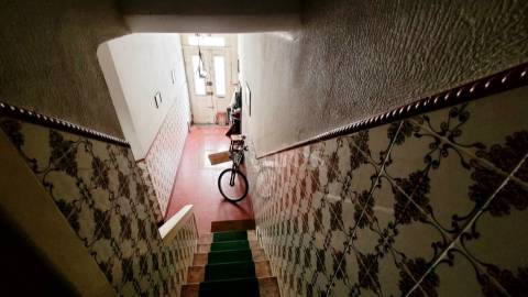 Moradia V6, para restauro, na Póvoa de Varzim