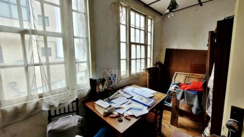 Moradia V6, para restauro, na Póvoa de Varzim