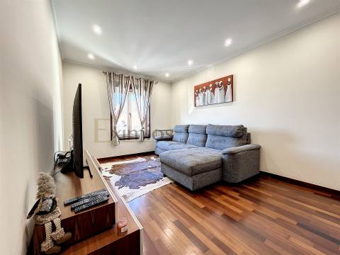 Apartamento T3, com garagem fechada, na Póvoa de Varzim