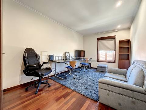 Apartamento T3, com garagem fechada, na Póvoa de Varzim