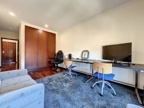 Apartamento T3, com garagem fechada, na Póvoa de Varzim