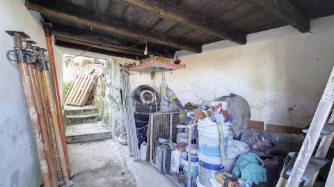 Moradia V3 para restauro, em Gião