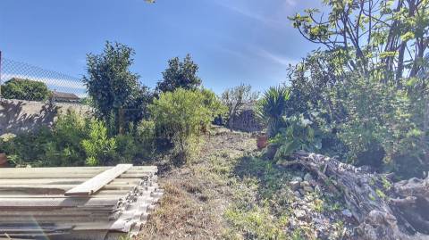 Moradia V3 para restauro, em Gião