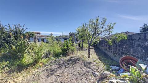 Moradia V3 para restauro, em Gião