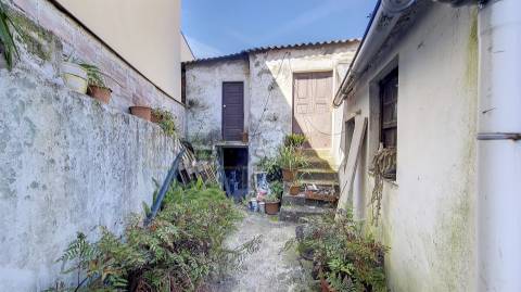 Moradia V3 para restauro, em Gião