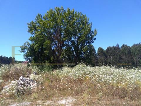 Terreno com vistas de rio, em Retorta