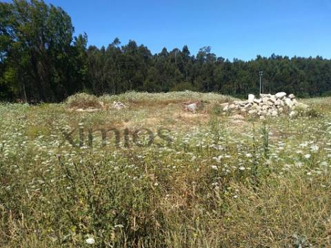 Terreno com vistas de rio, em Retorta