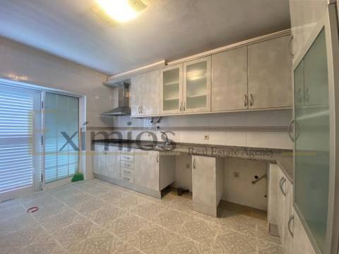 Moradia isolada V7 com jardim e terraço, em Argivai